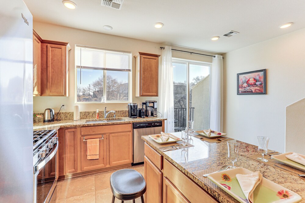 4 Mi to Dtwn: Family-friendly Townhome in Reno