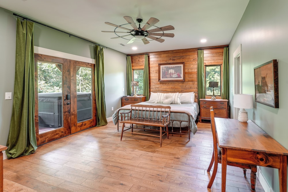 400 Acres on Lavender Mtn: Getaway w/ Hot Tub!