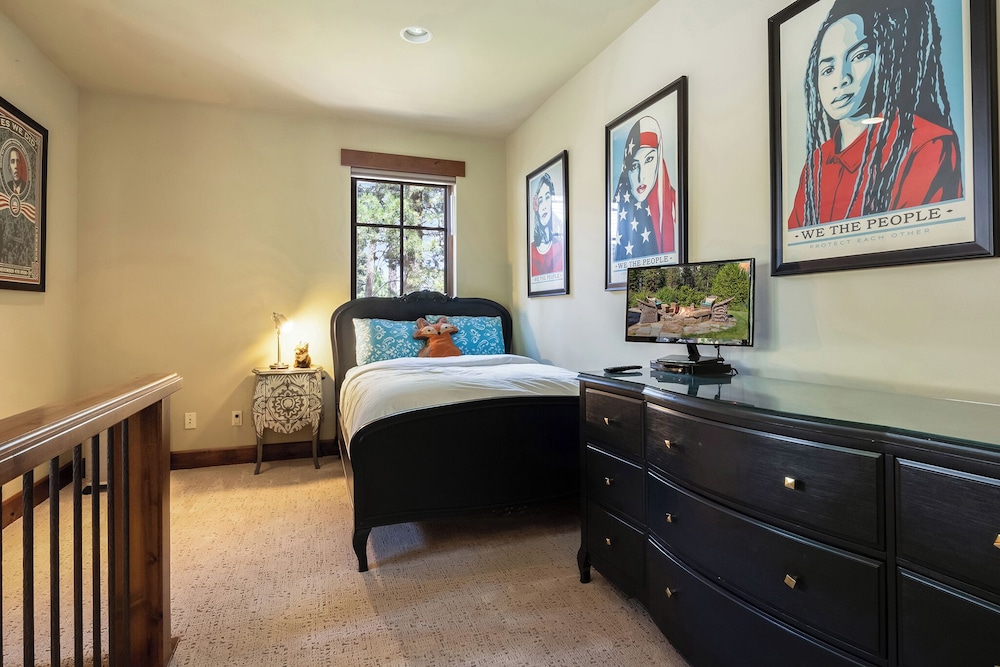 Star Haven Retreat 5 BDR Stunner!