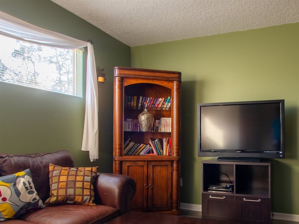 7 Bedrooms in Large Private Vacation Home by Florida Dream Homes - Image 3