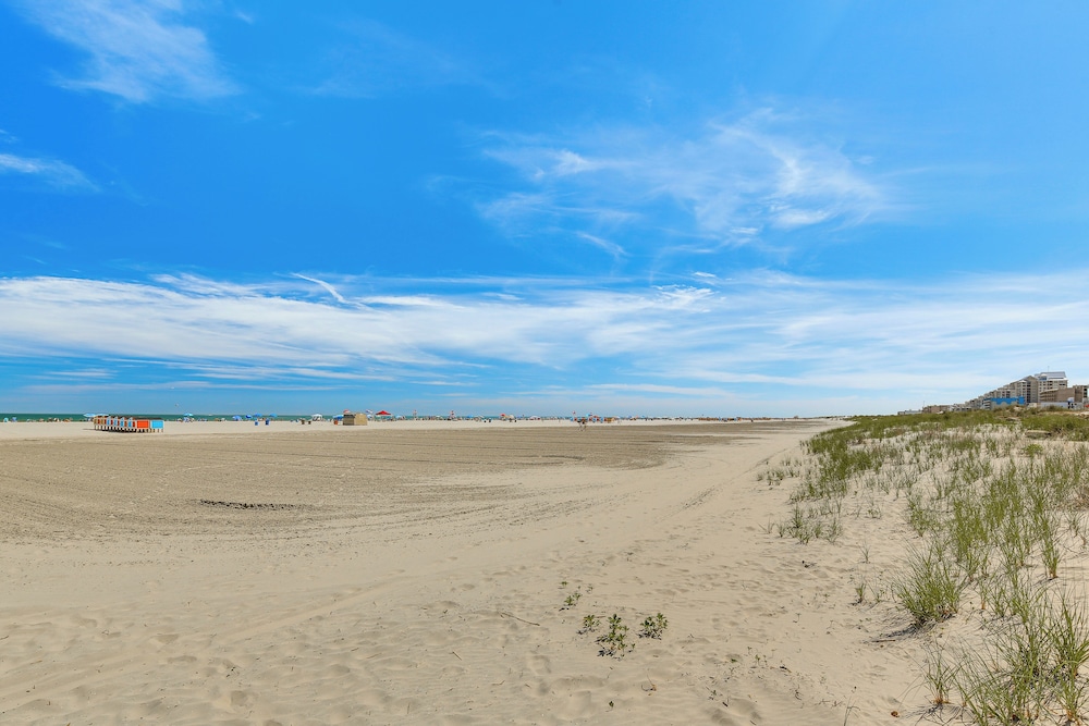 Beachfront Wildwood Crest Condo w/ Pool Access! view 4