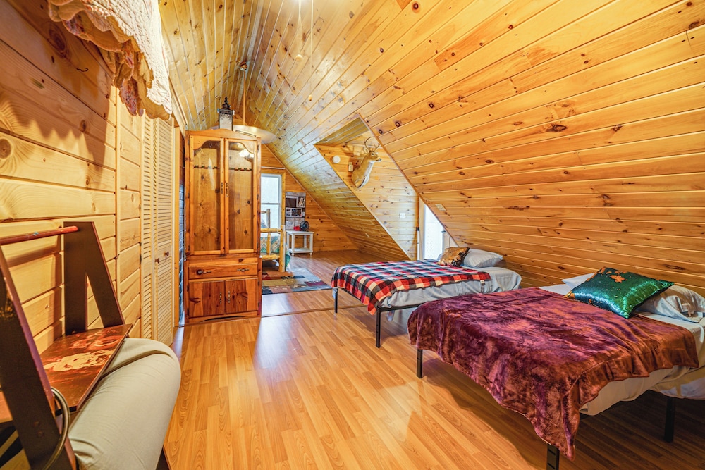 Hot Tub + Pet Friendly: Quiet French Creek Getaway