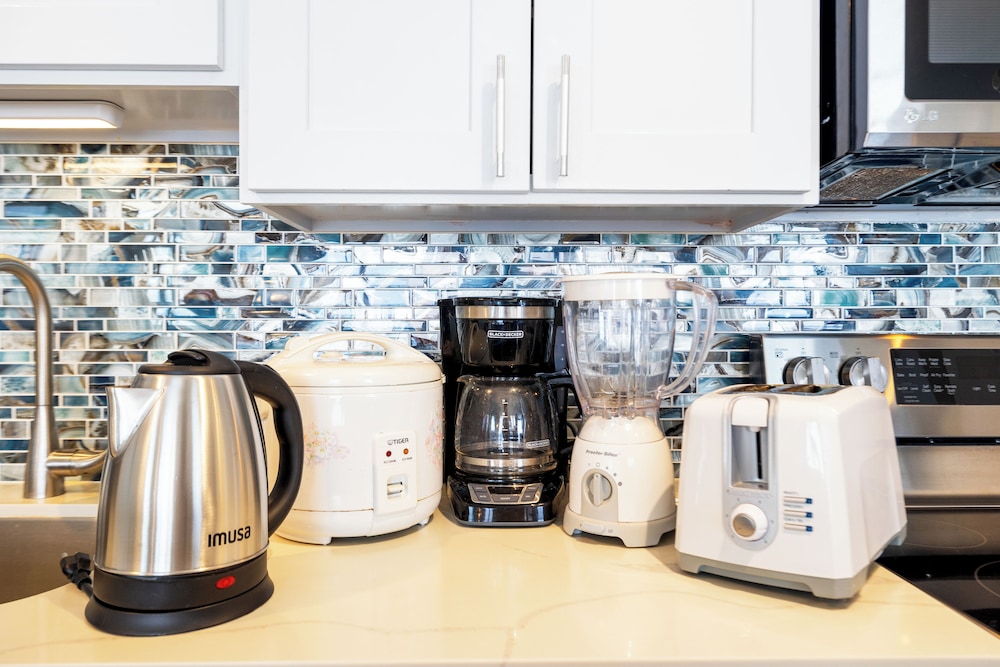 High Floor Ocean View Condo (King Bed and Parking): kitchen photo