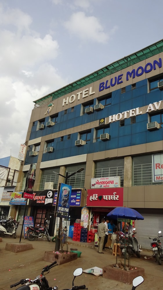 Hotel Blue Moon by Sky Stays