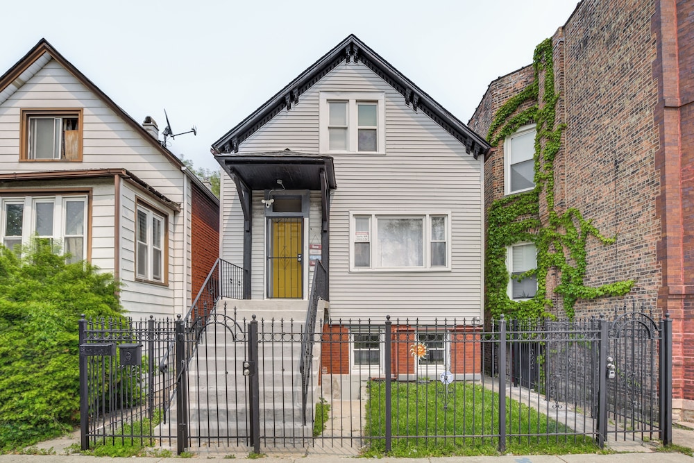 < 2 Mi to Uchicago: Pet-friendly Getaway w/ Yard