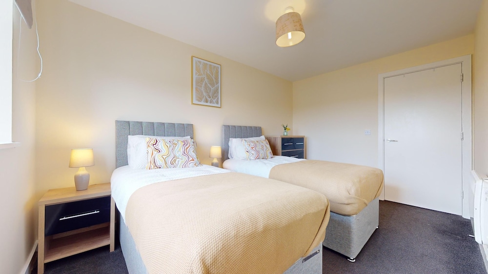 Basildon - 2 Bed Flat - Sleeps 5 - Near Station view 3