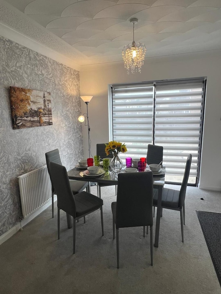 130m2 New House 2024 - 3 Bedrooms - Free Fast Wifi - Free off Street Parking