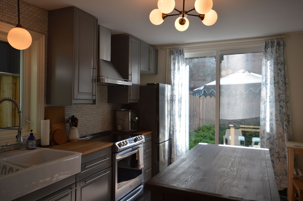 Beautiful 4BR Downtown House, Sleeps 10