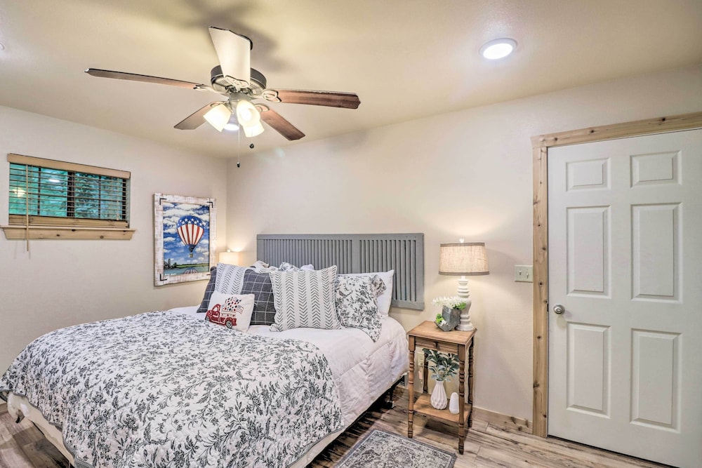 Charming Higden Cabin Near Greers Ferry Lake! view 3