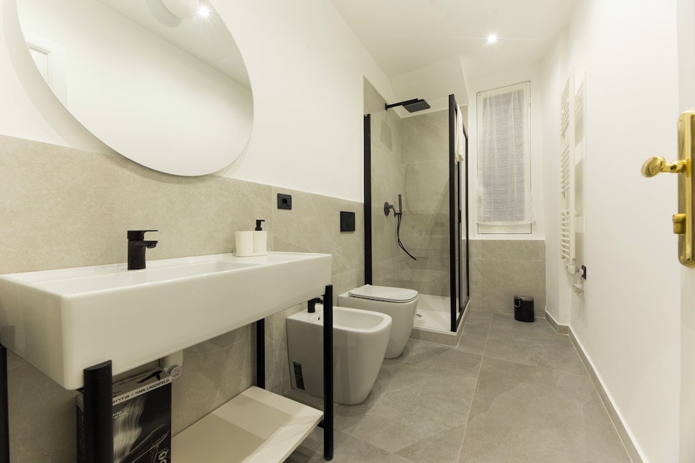 Airy 5BR Flat with Balcony - Old Town
