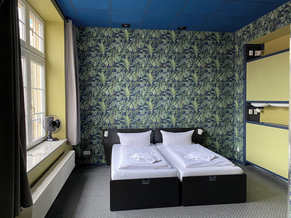 Singer109 Hostel