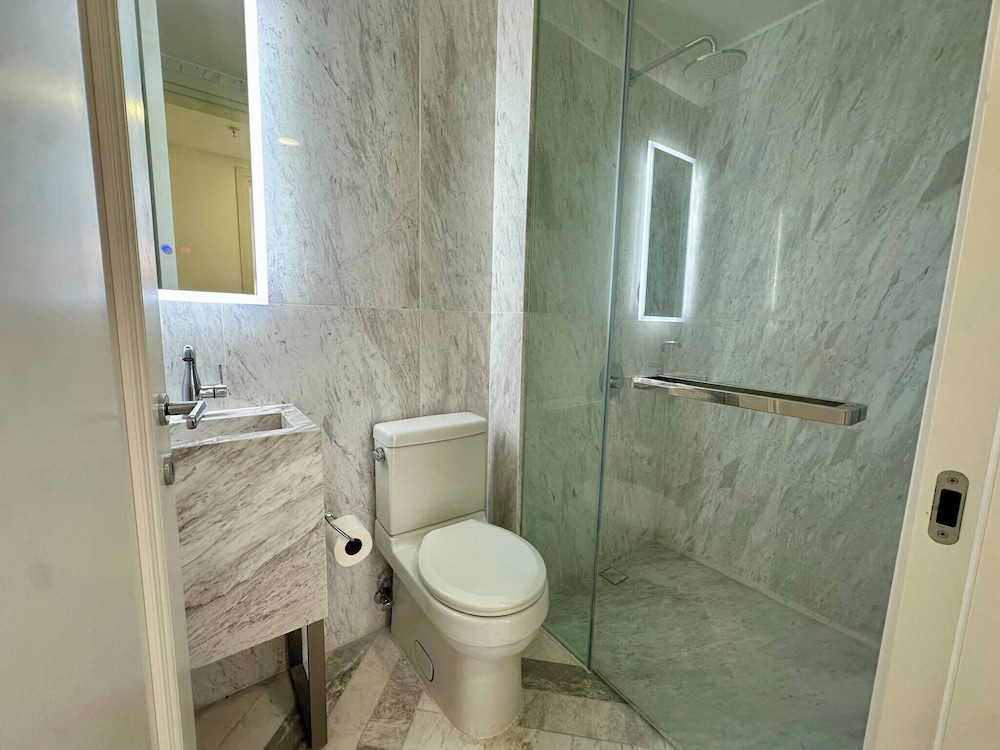 Luxury apt in Panama City 2 Rooms 3 Baths & Office