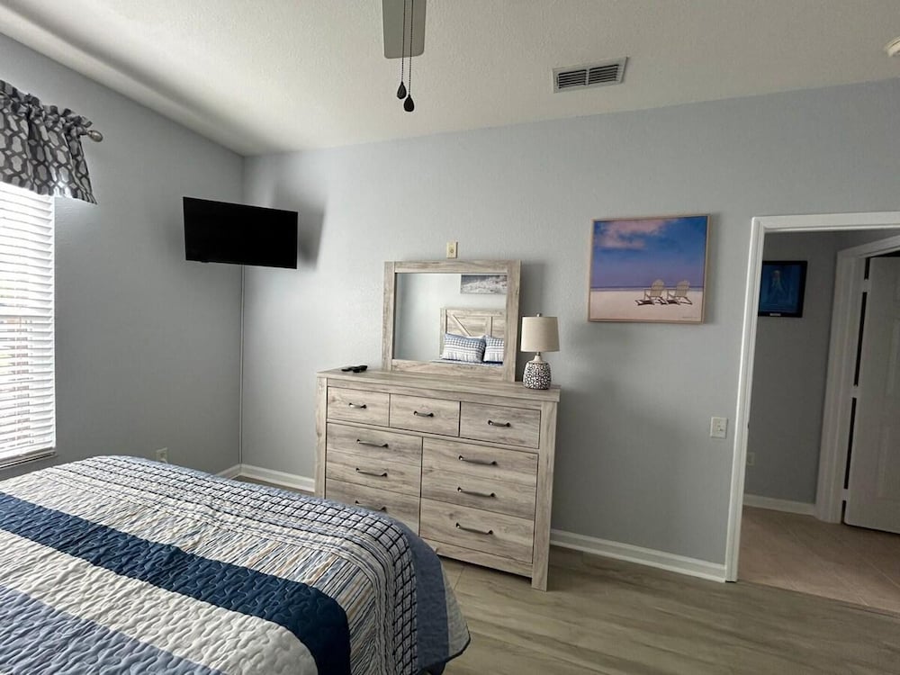 Stunning 3 Bedroom Condo Renovated 2024 - Image 5