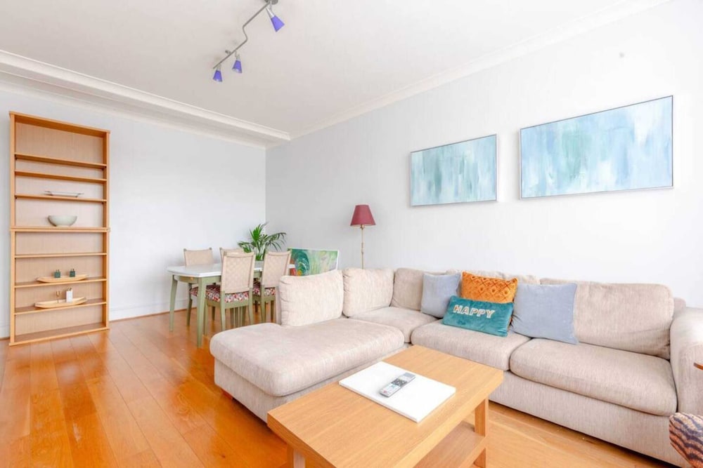 Central and Spacious 2 Bedroom Flat in Kensington