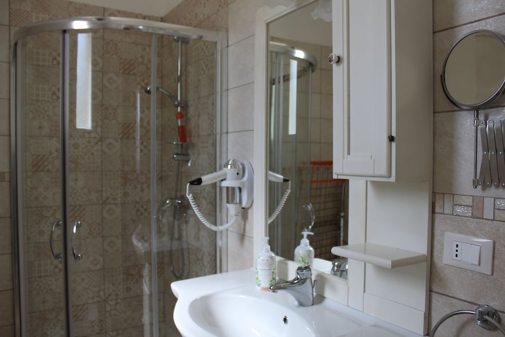 La Lanterna delle Fate en Otranto — bathroom