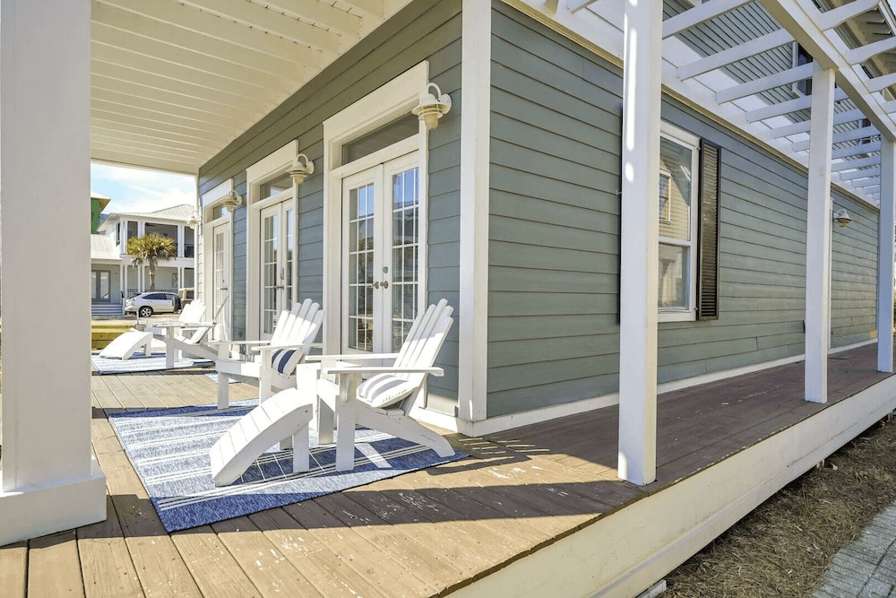 All Decked Out by Avantstay Pool & Private Beach Access, Bikes Provided