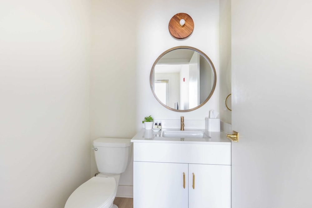 Sleeps 24, 2 Units Mins to Downtown Outrider by Avantstay