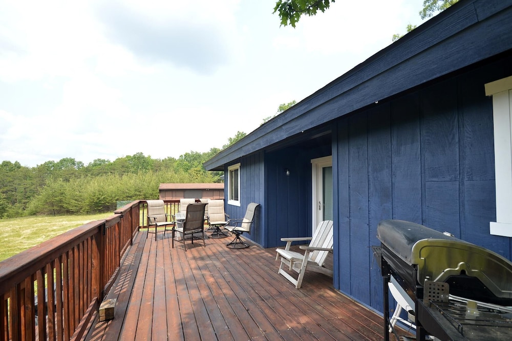Black Bear Cabin - The Mountain Retreat!