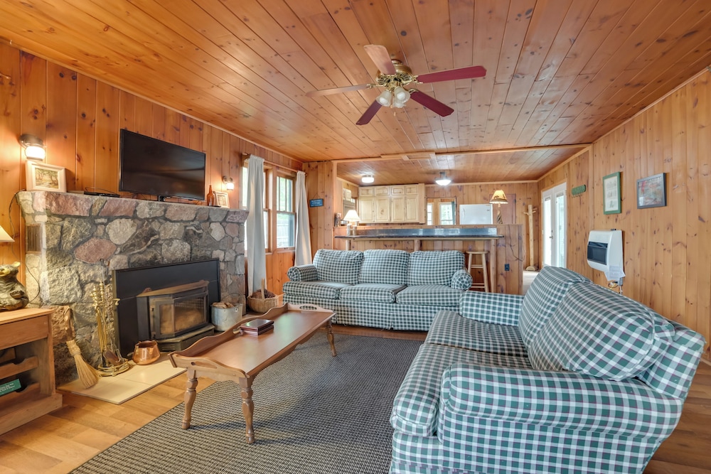 Steps to Lake: Cedarville Cabin w/ Community Perks