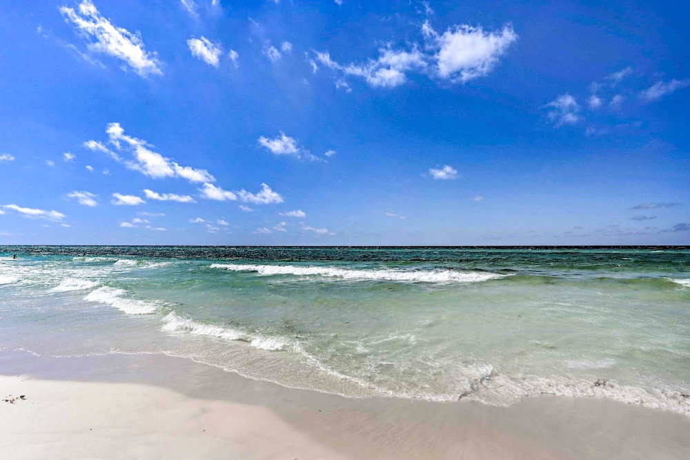 Walk to Beach: Condo in Pensacola w/ Pool Access