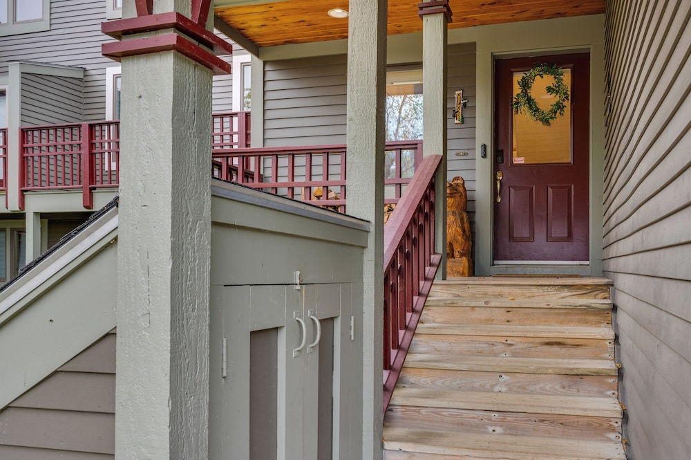 Ski-in Condo w/ Hot Tub on Burke Mtn Slopes!