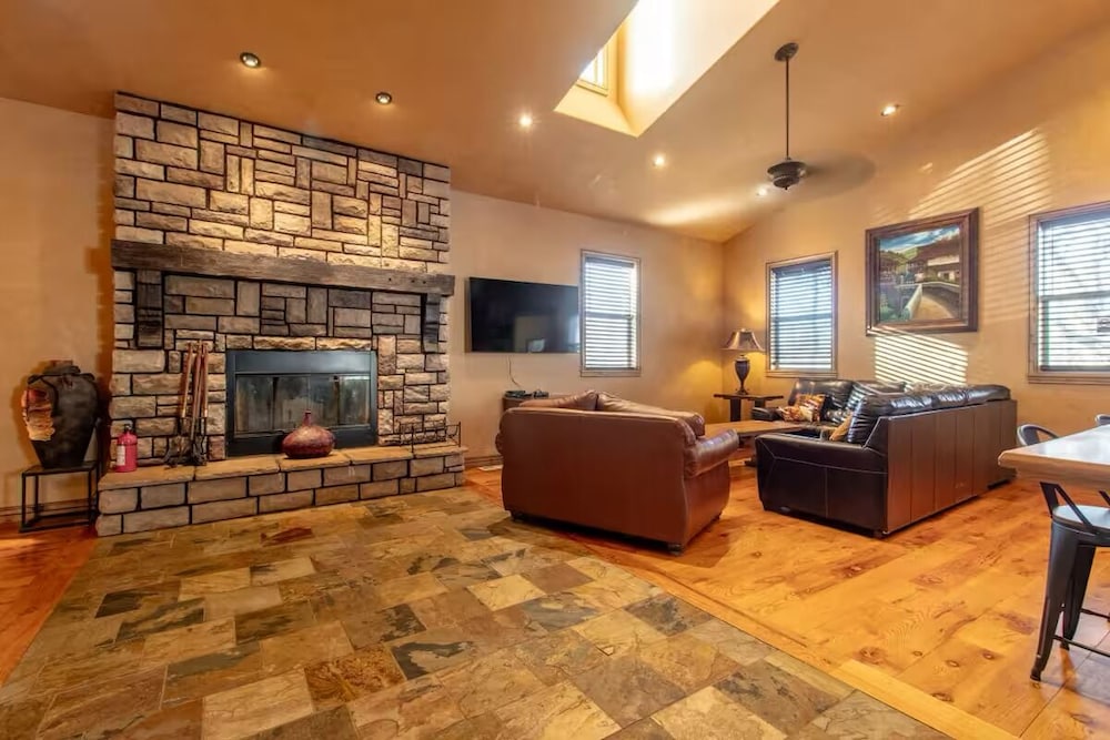 14 Guests 5BR 2BA Game room and Living