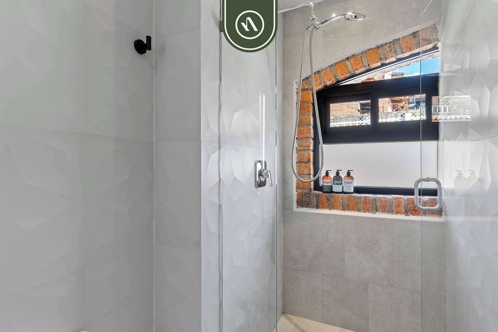 Restored Historic 2 BR Condo in Downtown - Pool