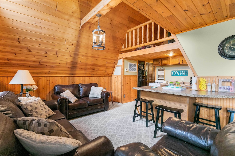 8 Mi to Dogwood Canyon: Cozy Cabin w/ Deck view 2