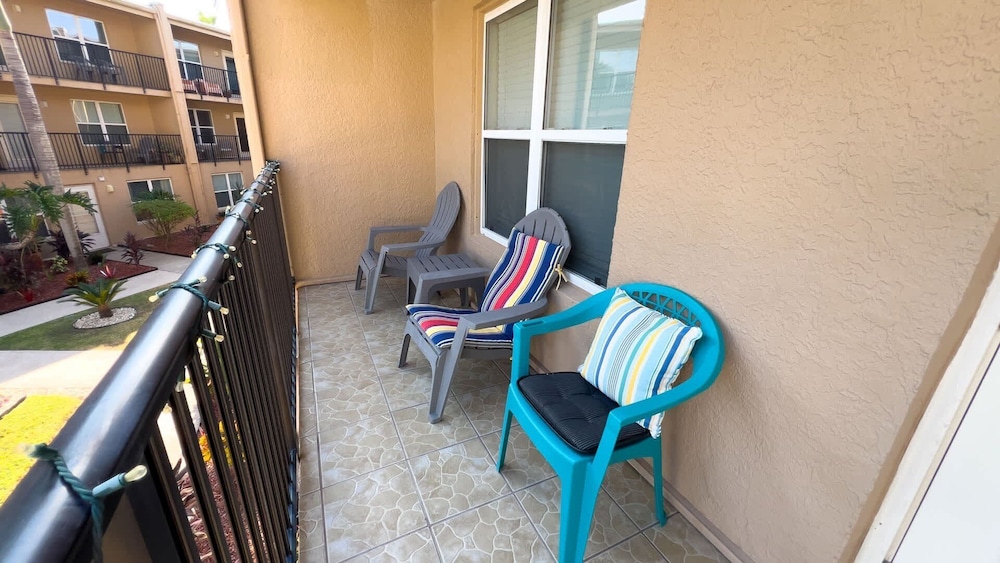 Cozy Family Retreat Steps To Beach Pool / Hot 2 Bedroom Apts