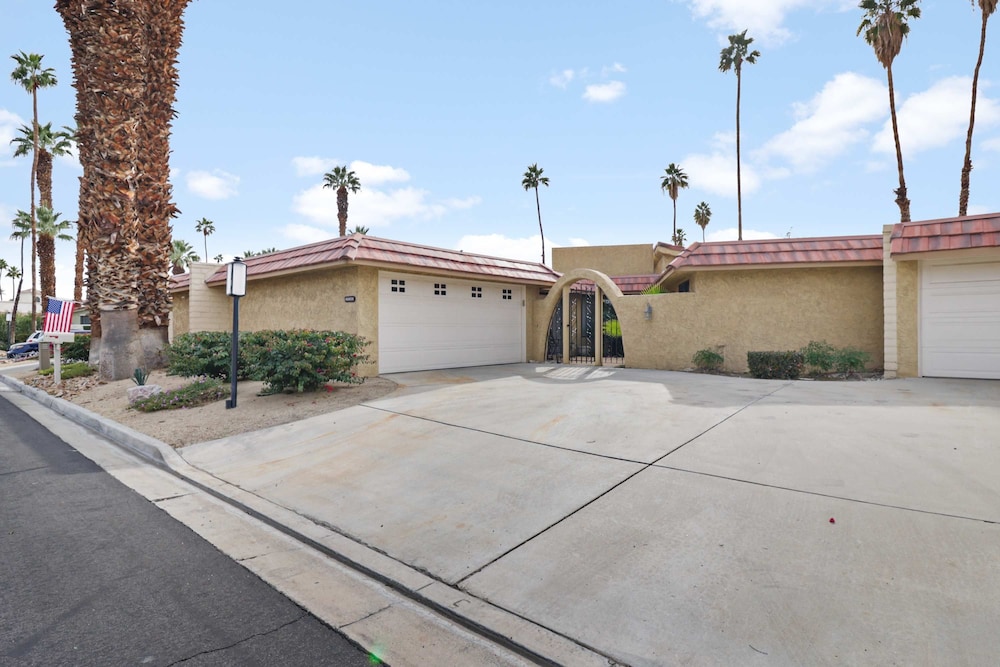 2BR 2BA Charming Cathedral City Condo With Territorial Views