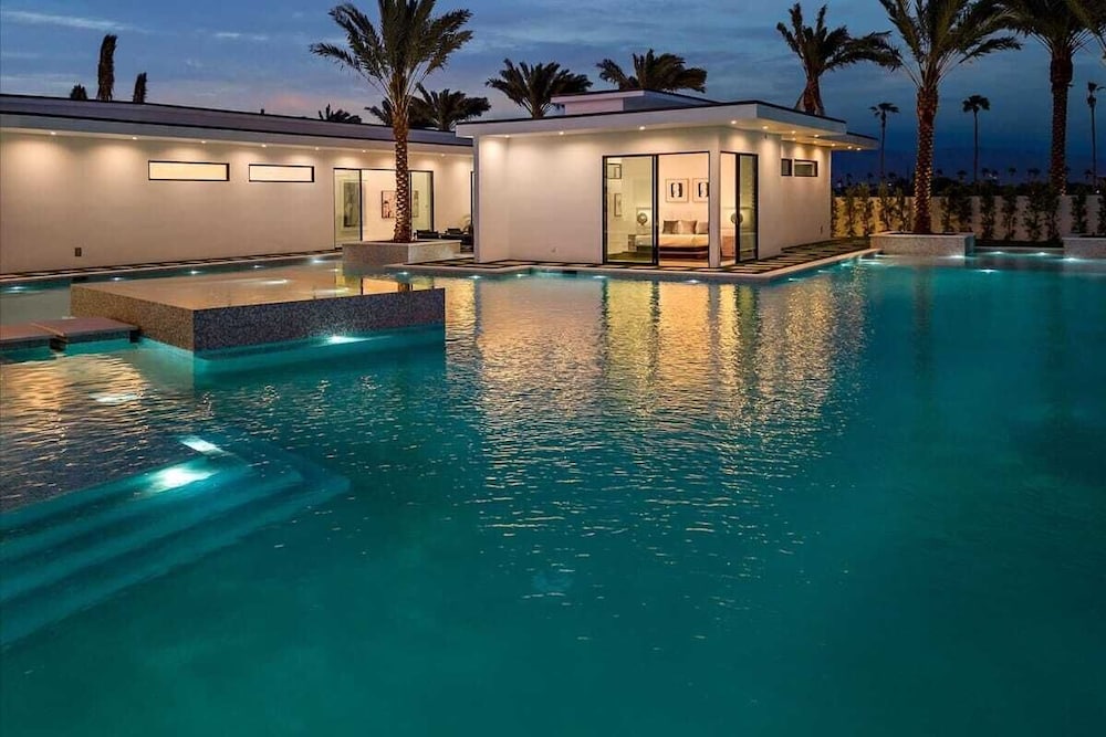 Sleeps 23 Luxury Villa w/ Pool, Hot Tub & Pickleball Court Bravo Villa 10