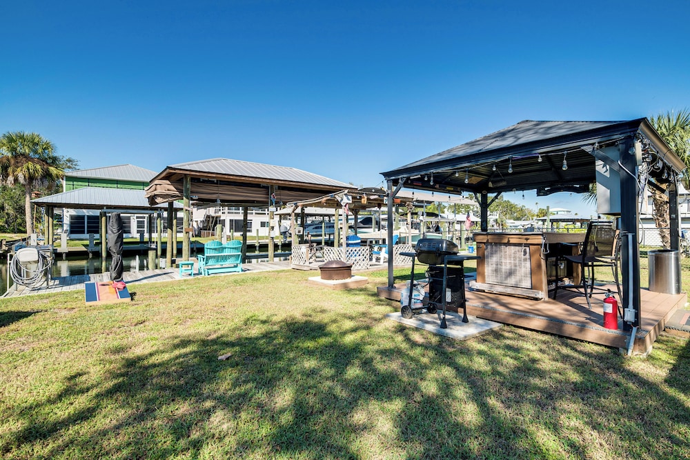 2 Mi to Beach! Canal-front Escape in Crystal River