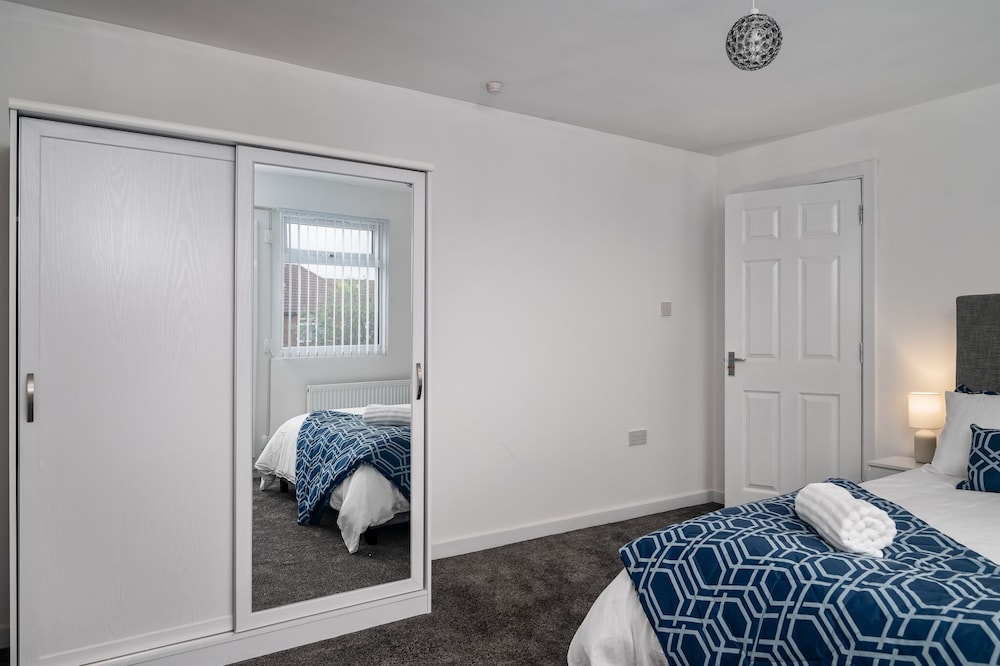 Immaculate 5-bed House in Leeds view 4