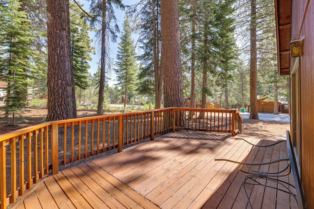 Quiet Truckee Retreat w/ Deck, 5 Mi to Donner Lake