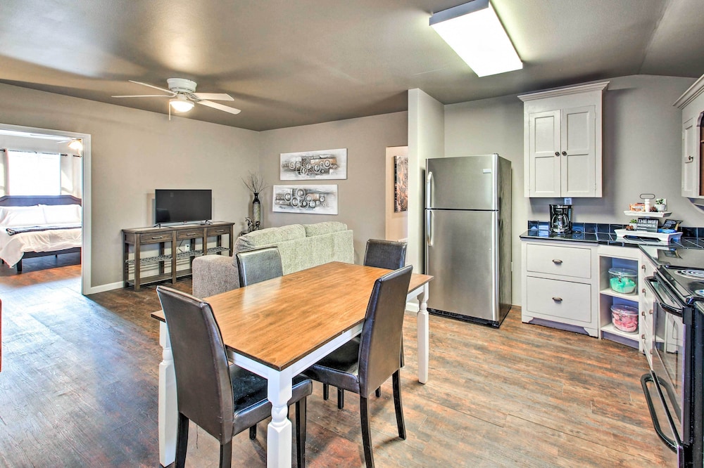 Modern Hot Springs Retreat ~ 8 Mi to Nat'l Park view 4