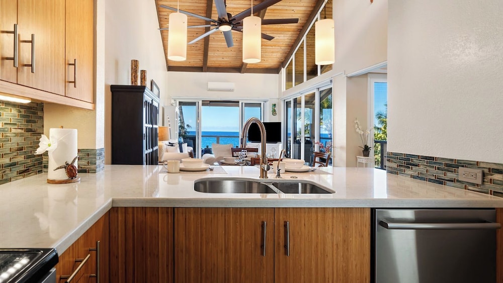 Oceanfront Penthouse With Sunset Views, A/C and Wraparound Lanai! - Vrkcv