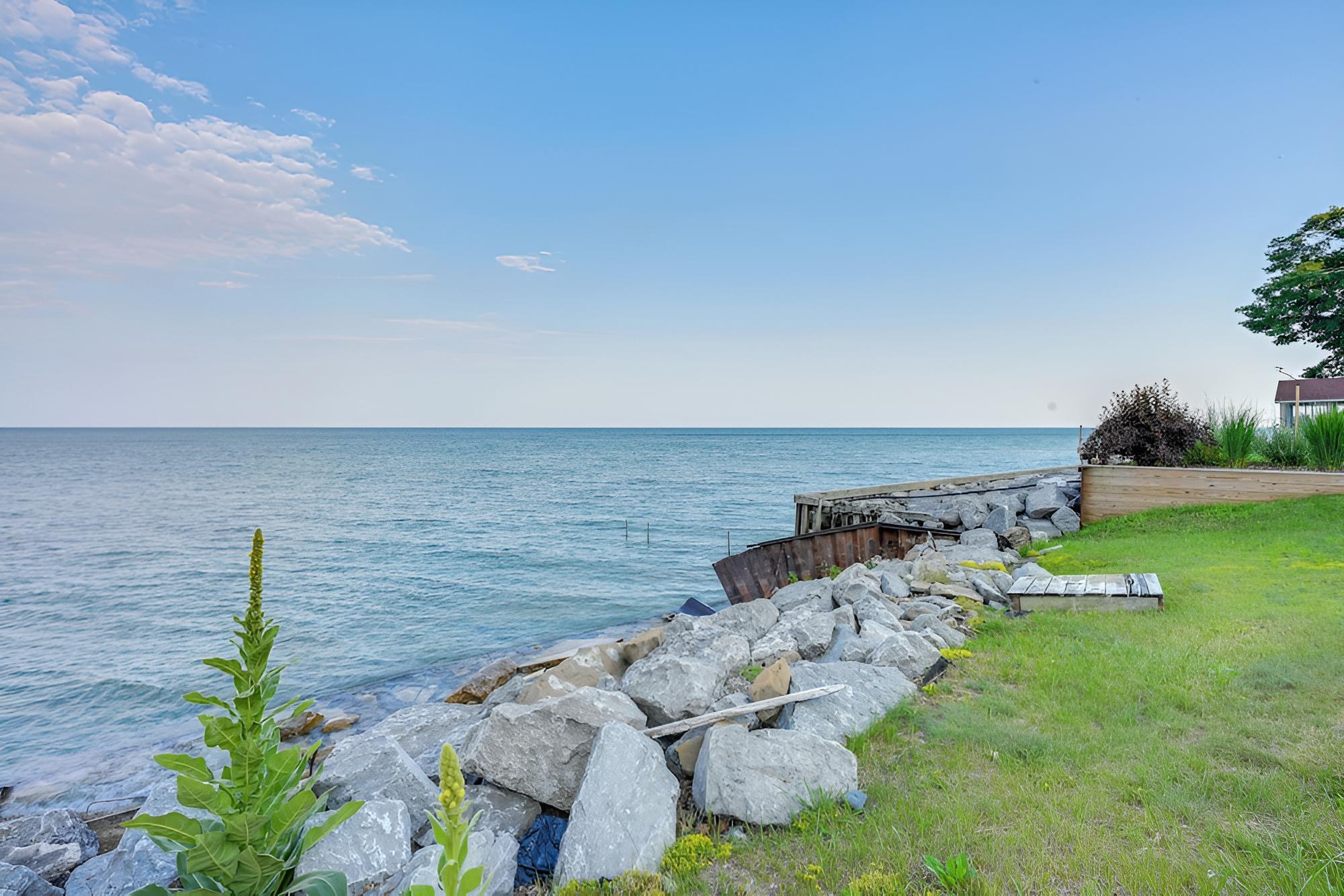 Seasonal Lakefront Tawas City Home w/ Grill!