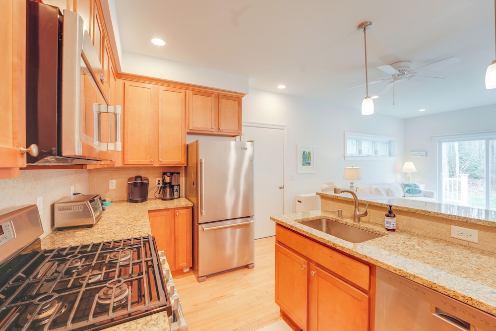 Near Portland trails: Walkable Apartment w/ Deck