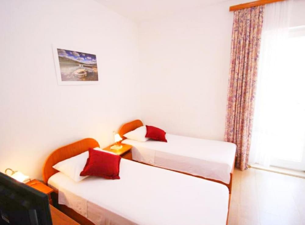 Apartments & Rooms Cakelic II