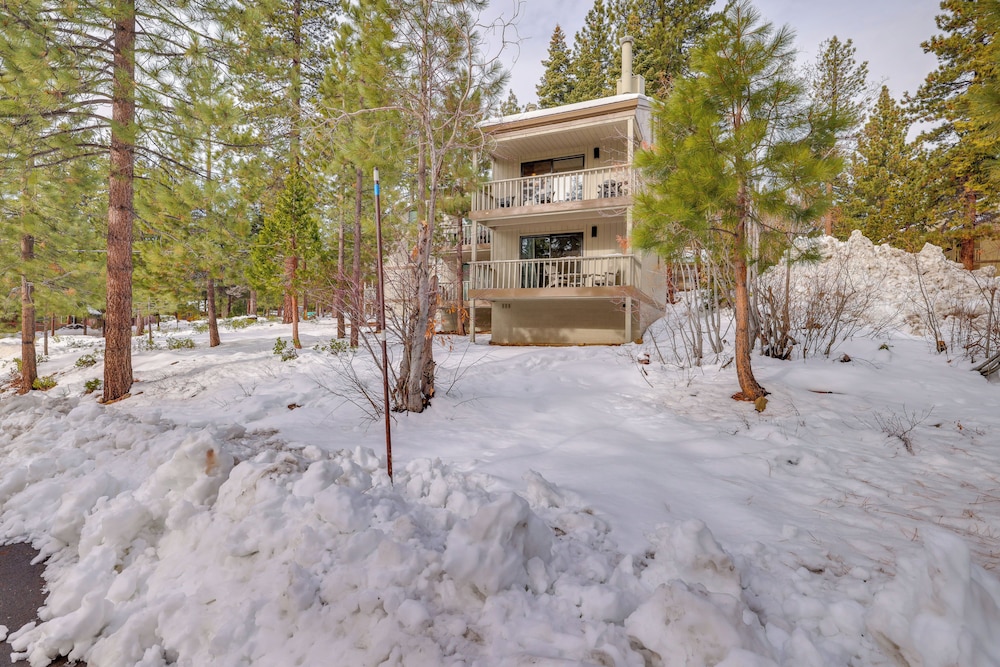 8 Mi to Northstar Slopes: Tahoe Gem w/ Fireplace