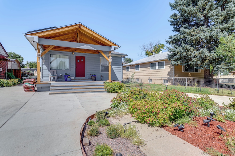 7 Mi to Denver: Inviting Aurora Home w/ Yard!