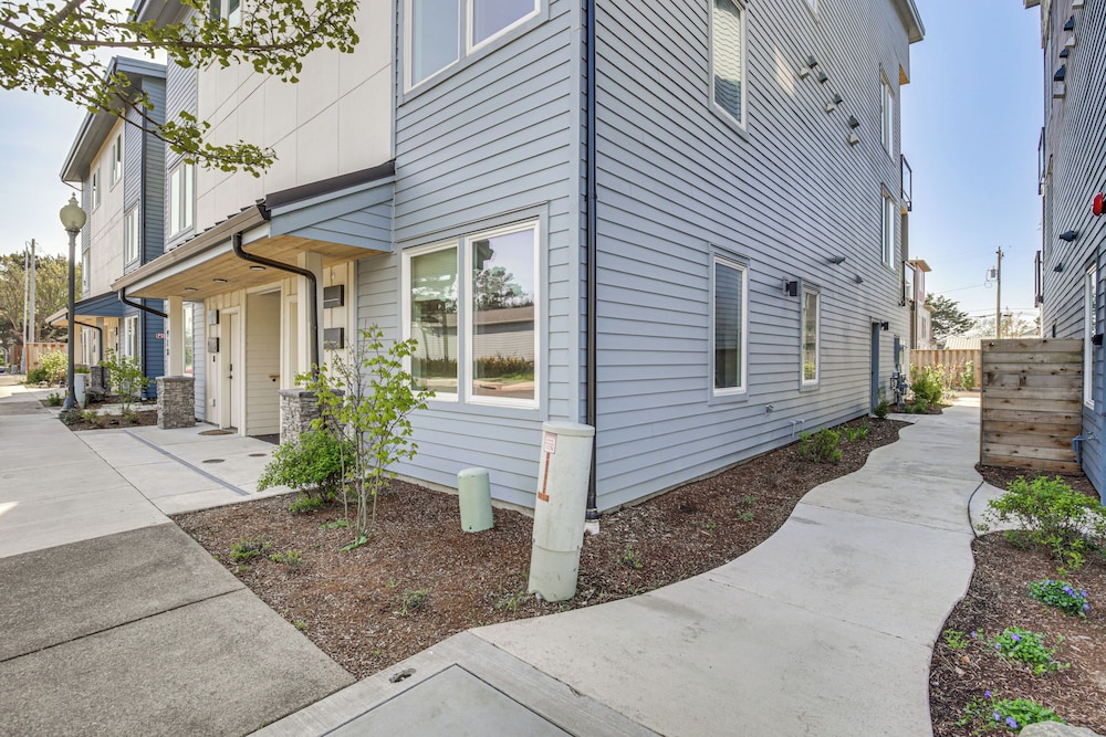 Walk to Beaches: Modern Townhome in Lincoln City!