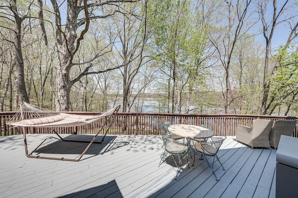 Charming Cottage: Steps to Lake Wandawega!