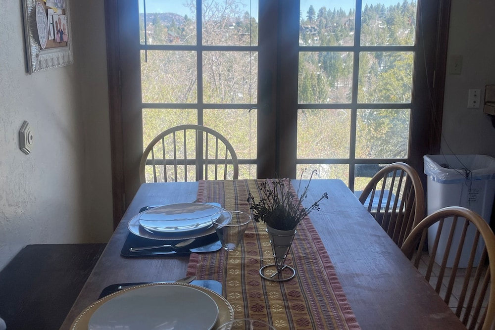Mountain & Lake View Dog-friendly Retreat
