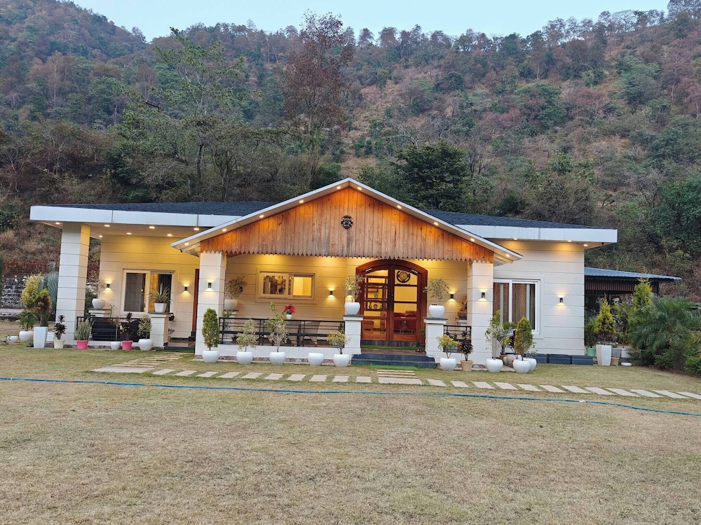 The Paradise - Luxury 3BR Villa Near the Airport in Dehradun