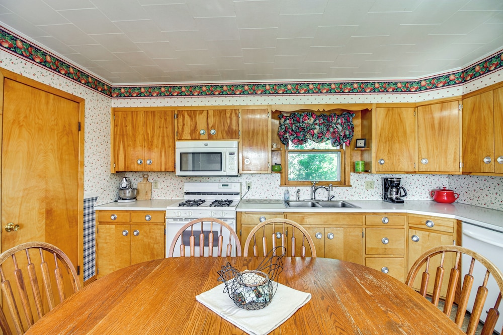 Pioneer-era Retreat in Sanborn w/ Museum Access