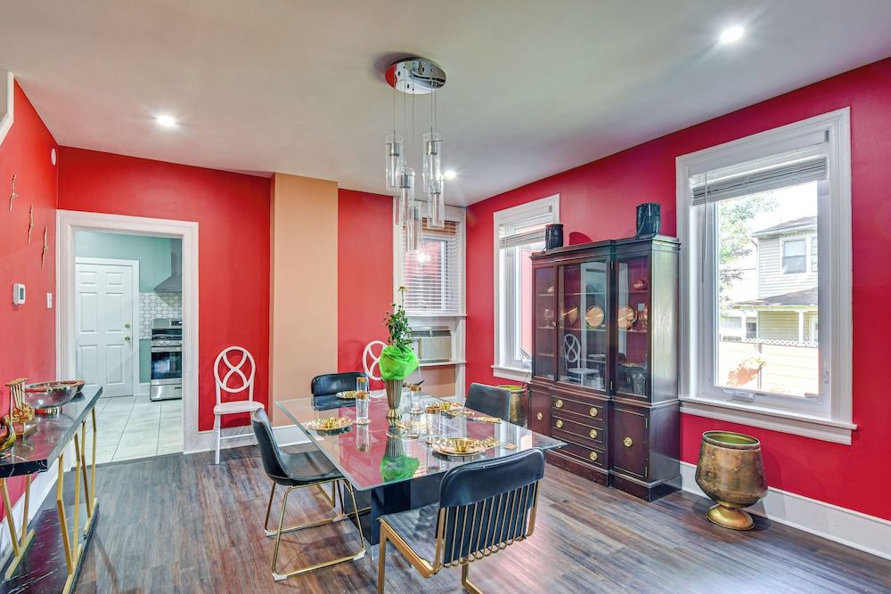 Walkable Neighborhood: Updated Morton Home!