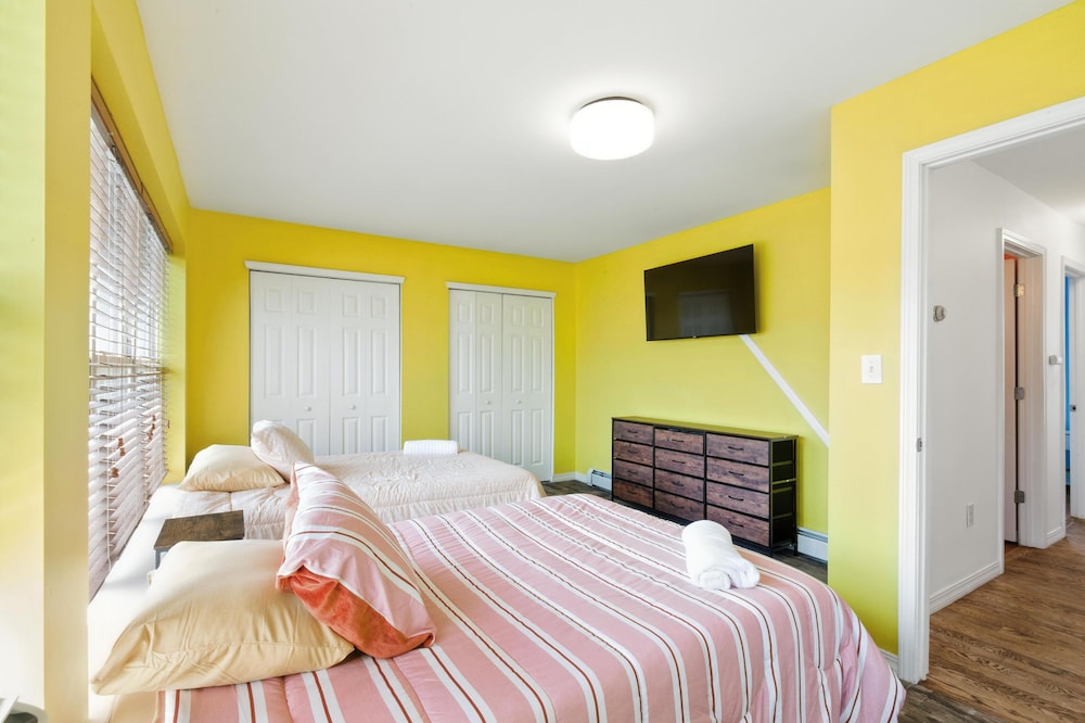 Stylish 3br Retreat Walk To Beach & Boardwalk 3 Bedroom Home