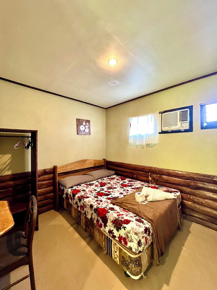 Novie's Tourist Inn