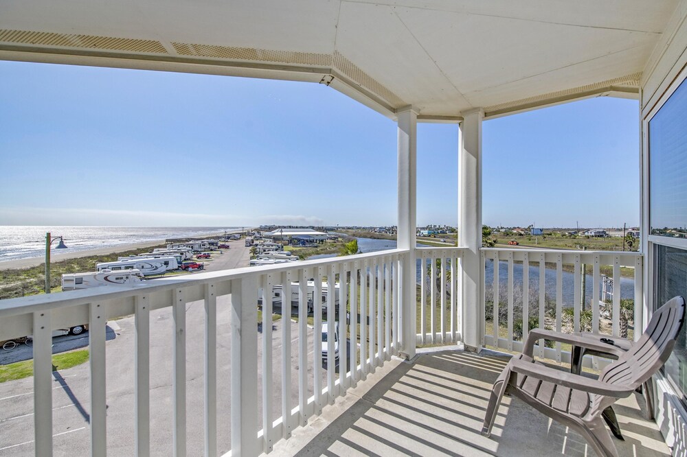 Seascape 1304 Studio Bedroom Condo by RedAwning